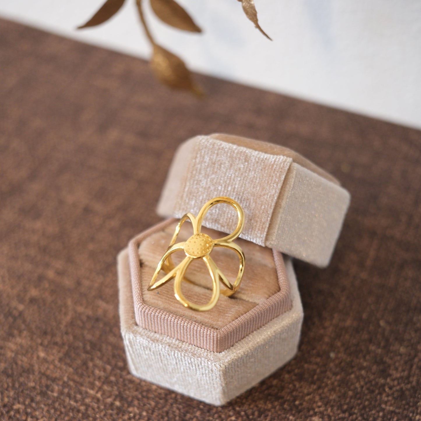 The Gold Daisera Ring