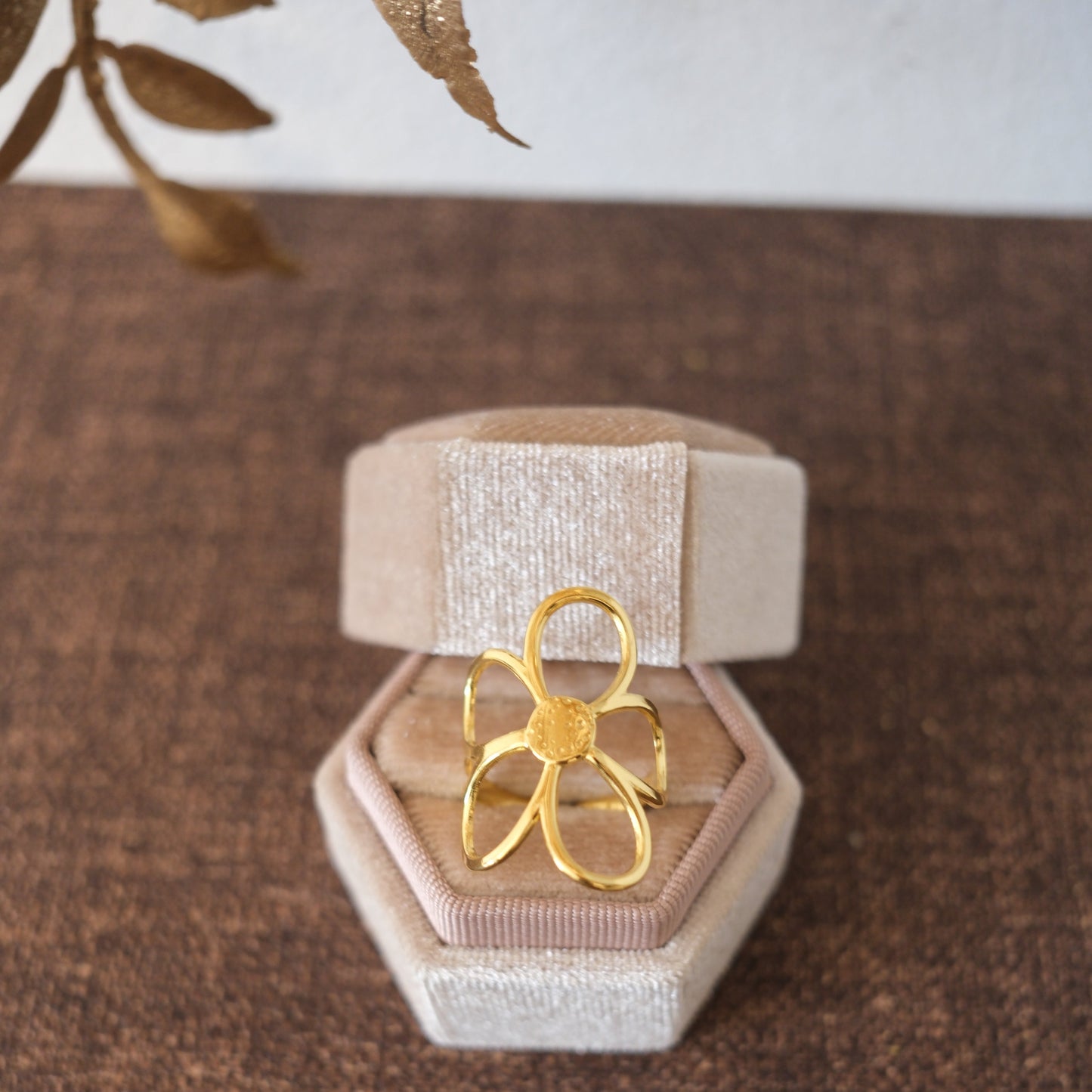 The Gold Daisera Ring